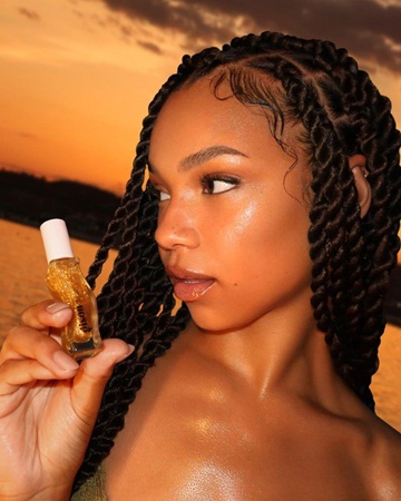 سحر الساعة الذهبيّة المفعمة بالتألّق المتقزّح مع زيت الشفاه من غيزو