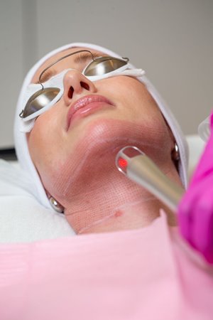 تعرفي على أهم الاتجاهات في عالم التجميل لعام 2025 من خبراء 