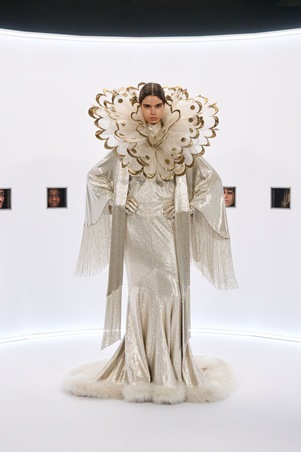 فساتين تُشبه الحلم.. فالنتينو يدعوكِ إلى عالمه الجديد