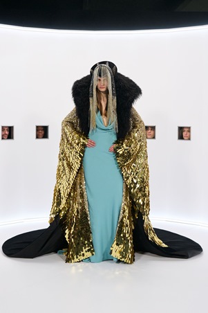 فساتين تُشبه الحلم.. فالنتينو يدعوكِ إلى عالمه الجديد