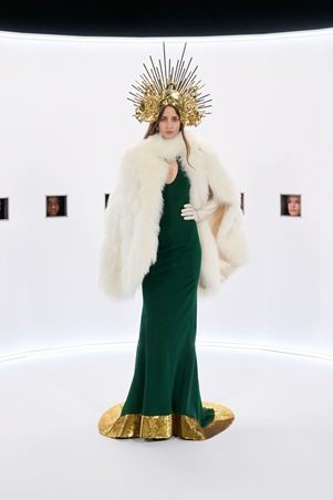 فساتين تُشبه الحلم.. فالنتينو يدعوكِ إلى عالمه الجديد