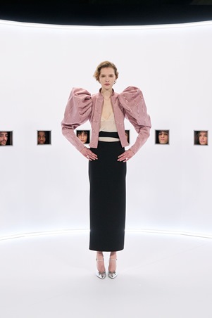 فساتين تُشبه الحلم.. فالنتينو يدعوكِ إلى عالمه الجديد