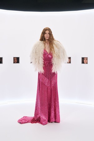 فساتين تُشبه الحلم.. فالنتينو يدعوكِ إلى عالمه الجديد