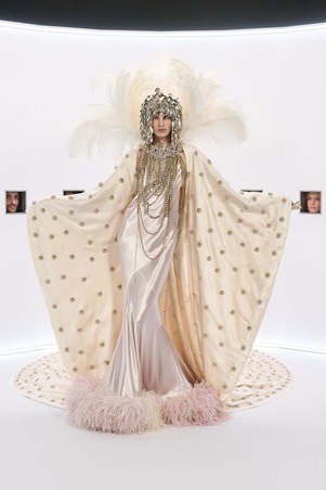 فساتين تُشبه الحلم.. فالنتينو يدعوكِ إلى عالمه الجديد