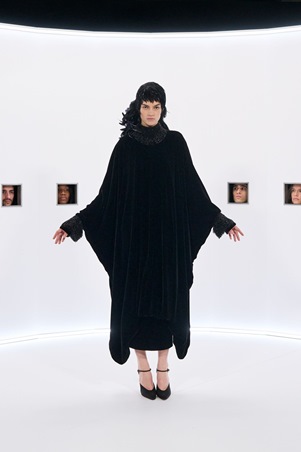 فساتين تُشبه الحلم.. فالنتينو يدعوكِ إلى عالمه الجديد