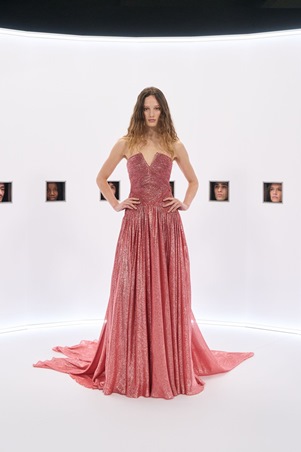 فساتين تُشبه الحلم.. فالنتينو يدعوكِ إلى عالمه الجديد