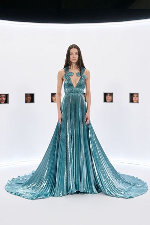 فساتين تُشبه الحلم.. فالنتينو يدعوكِ إلى عالمه الجديد