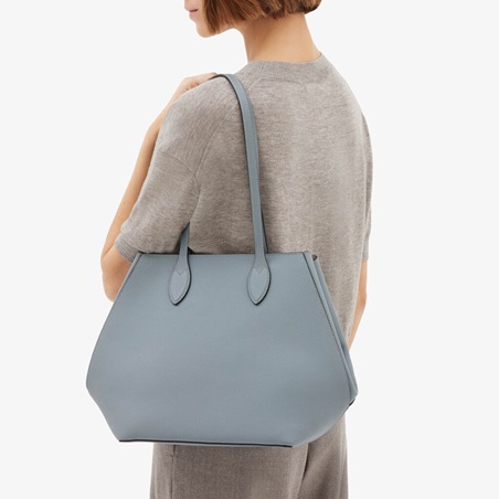 كيف تختارين حقيبتك اليومية: دليلك لأناقة عملية مع  Valextra