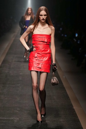 فيرساتشي خريف وشتاء 2025-26: بين مجد الماضي وحداثة المستقبل