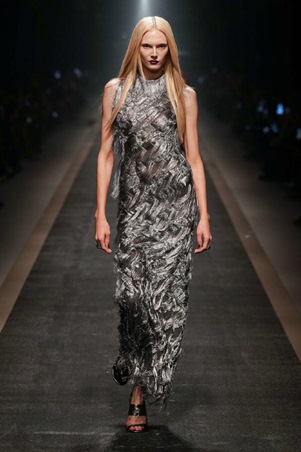 فيرساتشي خريف وشتاء 2025-26: بين مجد الماضي وحداثة المستقبل