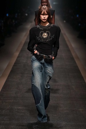 فيرساتشي خريف وشتاء 2025-26: بين مجد الماضي وحداثة المستقبل