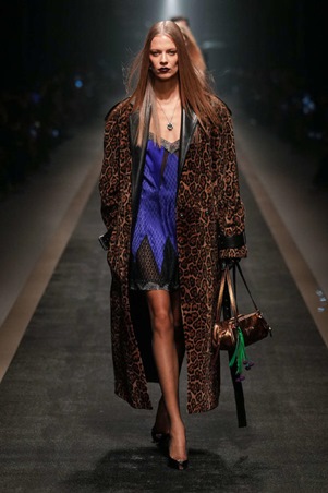 فيرساتشي خريف وشتاء 2025-26: بين مجد الماضي وحداثة المستقبل