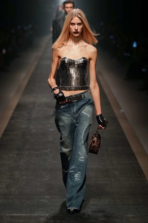 فيرساتشي خريف وشتاء 2025-26: بين مجد الماضي وحداثة المستقبل