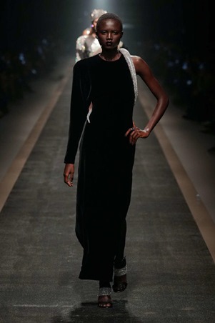 فيرساتشي خريف وشتاء 2025-26: بين مجد الماضي وحداثة المستقبل