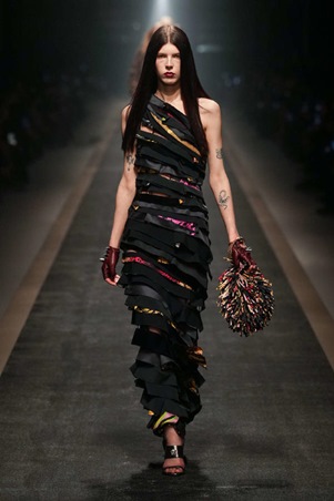 فيرساتشي خريف وشتاء 2025-26: بين مجد الماضي وحداثة المستقبل