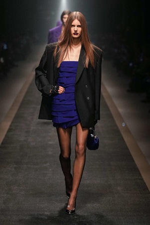 فيرساتشي خريف وشتاء 2025-26: بين مجد الماضي وحداثة المستقبل