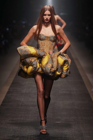 فيرساتشي خريف وشتاء 2025-26: بين مجد الماضي وحداثة المستقبل