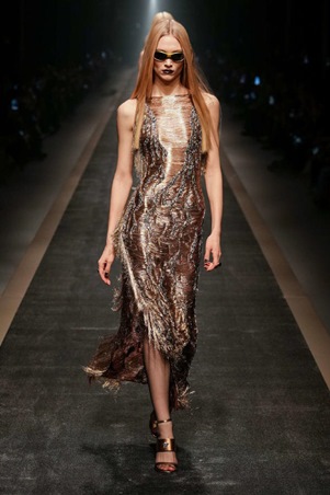 فيرساتشي خريف وشتاء 2025-26: بين مجد الماضي وحداثة المستقبل