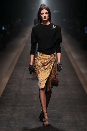 فيرساتشي خريف وشتاء 2025-26: بين مجد الماضي وحداثة المستقبل