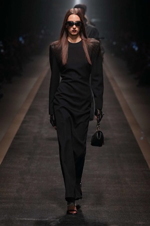 فيرساتشي خريف وشتاء 2025-26: بين مجد الماضي وحداثة المستقبل