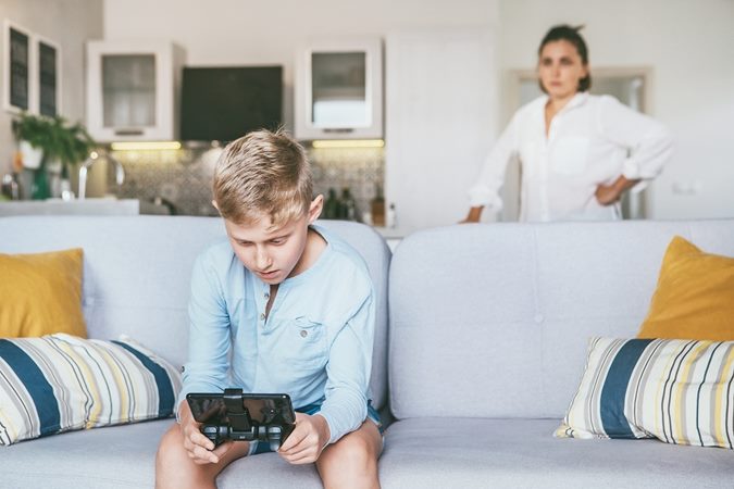 7 علامات تشير إلى أن طفلك على أعتاب المراهقة