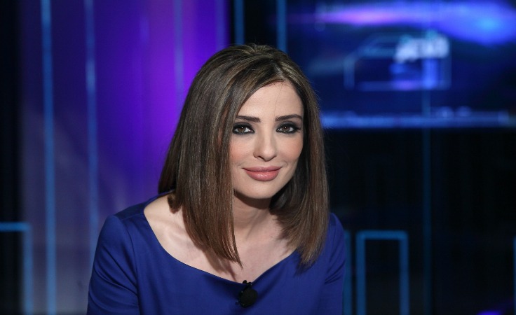 على غير العادة وفاء الكيلاني بشعر طويل