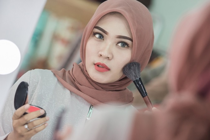 إليكِ كيفية اختيار أحمر الخدود المناسب لبشرتك
