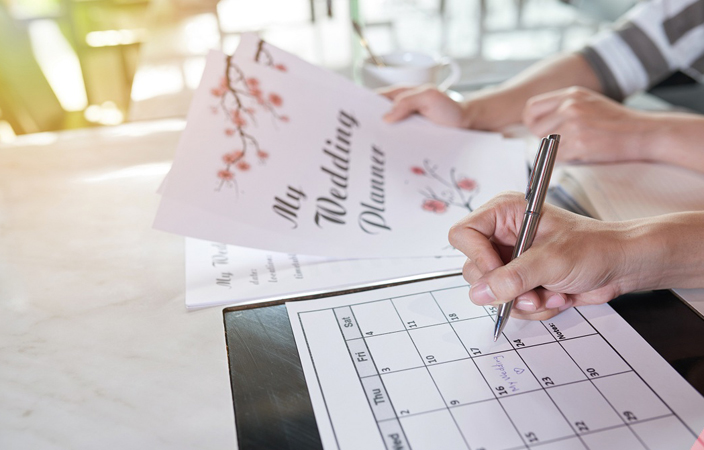 4 أمور ضعيها في الاعتبار عند تحديد موعد زفافك