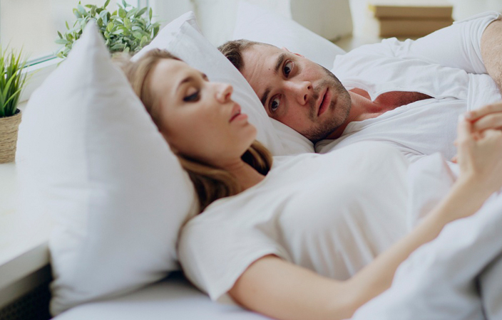 4 أزمات تعصف بالزواج.. احترسي منها