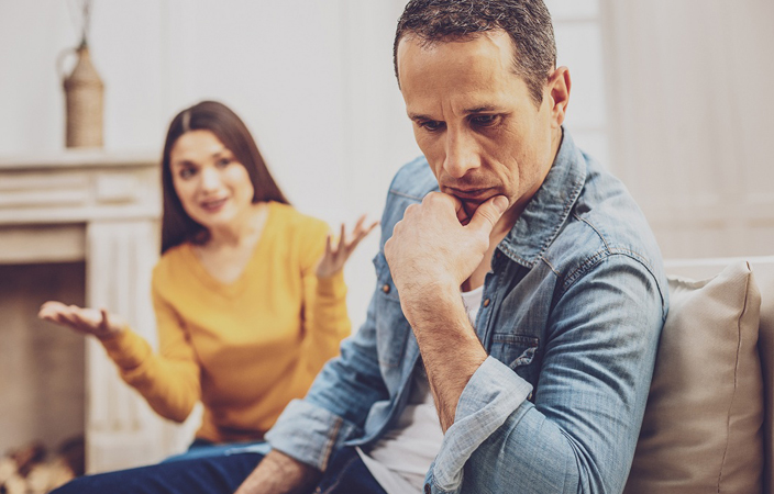 لا تحبين أصدقاء شريكك.. 6 طرق للتعامل مع الأمر