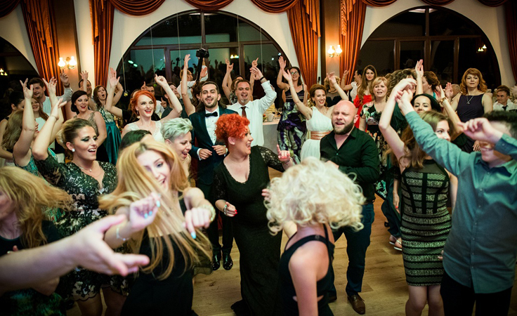 10 نصائح لتحصلي على صور رائعة في زفاف داخلي