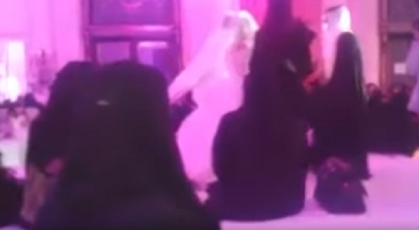 بالفيديو: ماذا فعل هذا العريس مع عروسته بالسعودية؟