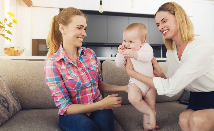 تعملين من المنزل؟ إليكِ 5 أسباب لتوظيف جليسة أطفال