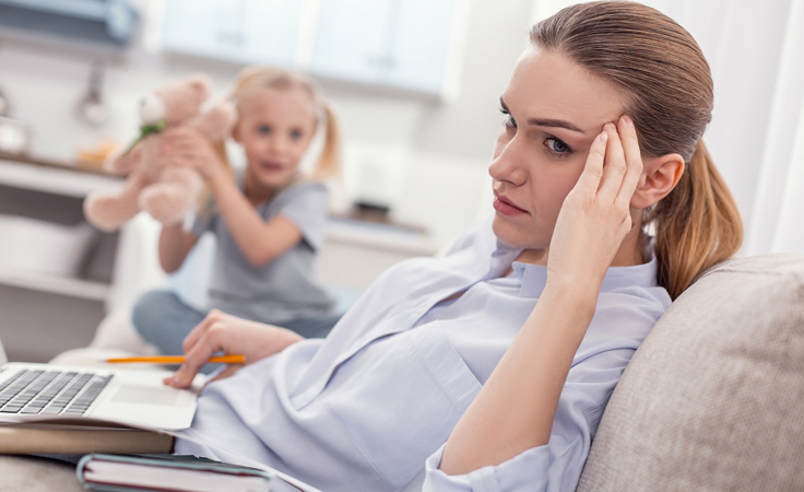 تعملين من المنزل؟ إليكِ 5 أسباب لتوظيف جليسة أطفال