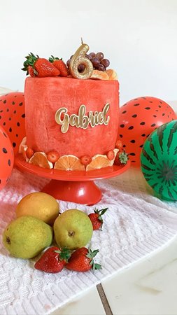 استغلي فواكه الصيف المنعشة لكعكة صحية لعيد ميلاد طفلك