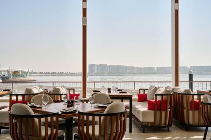 استمتعي بأشهى المأكولات في الهواء الطلق بواجهة ياس باي البحرية