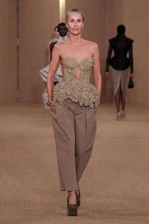 العنب والطبيعة الفرنسية تلهمان مجموعة Balmain لخريف وشتاء 2024
