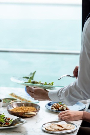 تلذّذوا بالنكهات الشرقية في غذاء العمل وبرانش يوم الأحد