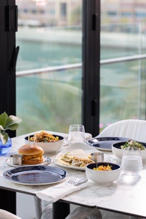 تلذّذوا بالنكهات الشرقية في غذاء العمل وبرانش يوم الأحد