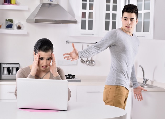 إليكِ سلوكيات تشير إلى عدم رضا الزوج عن الحياة الزوجية