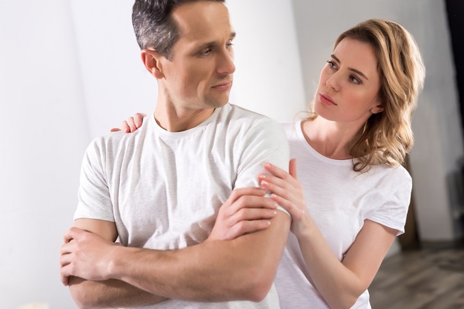 4 سلوكيات خاطئة تصيب زوجك بالإحباط