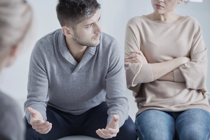 سلوكيات خاطئة في معاملة الزوج أمام الآخرين.. تجنبيها