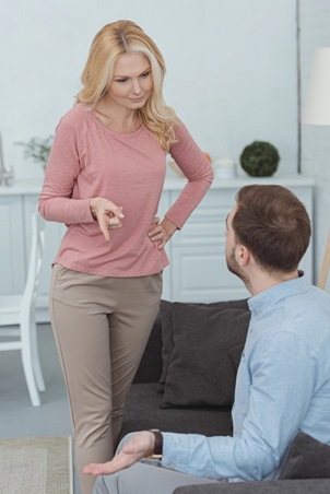 سلوكيات خاطئة في معاملة الزوج أمام الآخرين.. تجنبيها