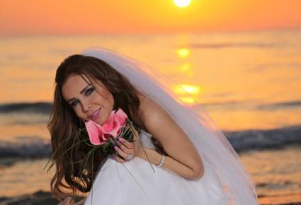 نجمات يكشفن عن هوسهن بثوب الزفاف