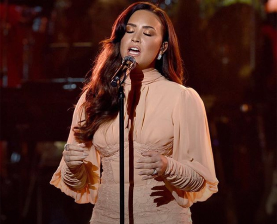 مقابلة مع زينة زكي تعرّفك إليها وإلى المرأة التي تصمّم من أجلها