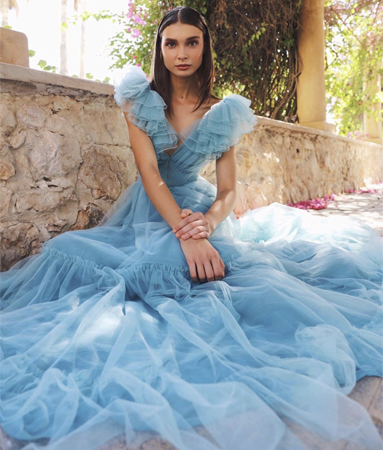 مقابلة مع زينة زكي تعرّفك إليها وإلى المرأة التي تصمّم من أجلها