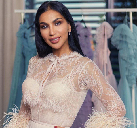 مقابلة مع زينة زكي تعرّفك إليها وإلى المرأة التي تصمّم من أجلها