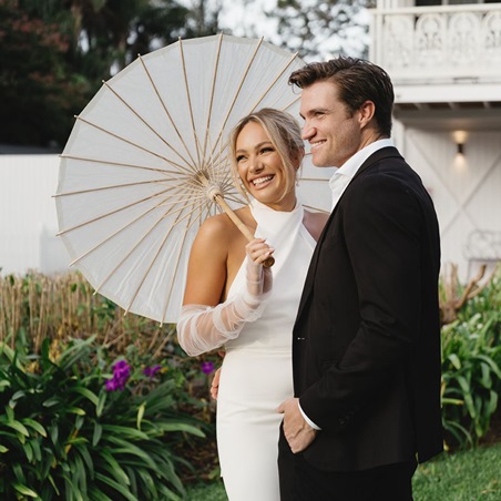 المظلة اليدوية إكسسوار مثالي لحمايتكِ من أمطار وتقلبات فصل الخريف يوم زفافك