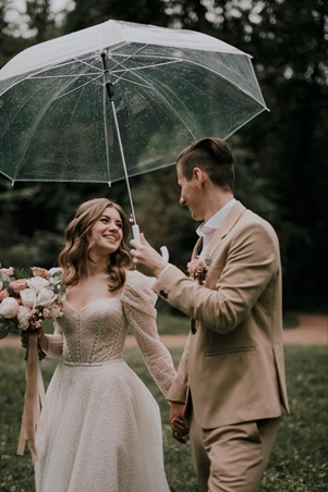 المظلة اليدوية إكسسوار مثالي لحمايتكِ من أمطار وتقلبات فصل الخريف يوم زفافك