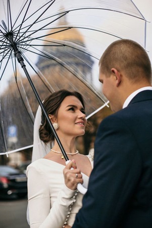 المظلة اليدوية إكسسوار مثالي لحمايتكِ من أمطار وتقلبات فصل الخريف يوم زفافك